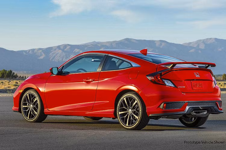 Thật ra, Civic Hatchback có đủ các yếu tố phù hợp với biến thể Si, ví dụ như kiểu dáng thể thao và cả hộp số sàn 6 cấp, trong khi bản sedan thông thường chỉ có hộp số CVT.