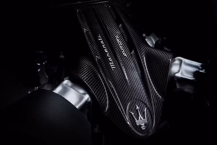 Như vậy, sau gần 3 tuần lộ ảnh xuất hiện tại dải đất hình chữ S, chiếc siêu xe Maserati MC20 đầu tiên về Việt Nam đã chính thức lên xe chuyên dụng để về Tây Ninh định cư. Xe mang ngoại thất màu vàng cùng các chi tiết sơn đen. Hiện chưa rõ mức giá xe Maserati MC20 này, chỉ biết rằng, Maserati MC20 xuất xưởng từ 4,4 tỷ đồng đến 5,7 tỷ đồng. Một số thị trường Đông Nam Á như Malaysia, Thái Lan và Singapore, dòng siêu xe Maserati MC20 có giá từ 15 tỷ đồng.