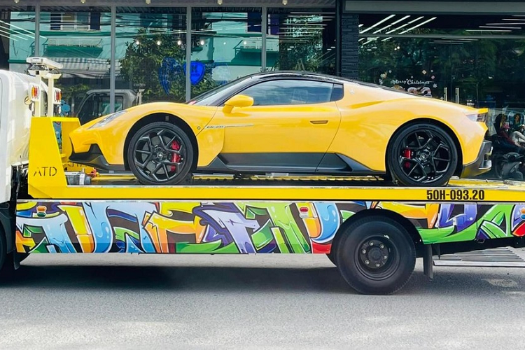 Vào cuồi tháng 11 vừa qua, chiếc siêu xe Maserati MC20 đầu tiên về Việt Nam đã được 1 người chuyên mua bán xe khủng ở huyện Bình Chánh, Thành phố Hồ Chí Minh chia sẻ quá trình khui công và cũng cho thấy xe sớm được thông quan để bàn giao về cho chủ nhân.