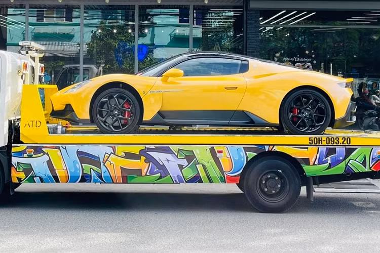 Vào cuồi tháng 11 vừa qua, chiếc siêu xe Maserati MC20 đầu tiên về Việt Nam đã được 1 người chuyên mua bán xe khủng ở huyện Bình Chánh, Thành phố Hồ Chí Minh chia sẻ quá trình khui công và cũng cho thấy xe sớm được thông quan để bàn giao về cho chủ nhân.