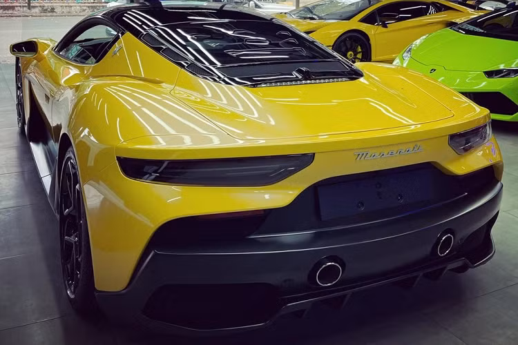 Bên trong khoang lái của siêu xe Maserati MC20 chỉ có da cao cấp, sợi carbon, nhựa và kim loại để mang đến nội thất tối giản nhất so với các dòng xe Maserati khác. Xe có màn hinh giải trí vừa đủ, bảng đồng hồ thể thao và bảng điều khiển trung tâm kéo dài, chia đôi ghế lái cùng ghế phụ.