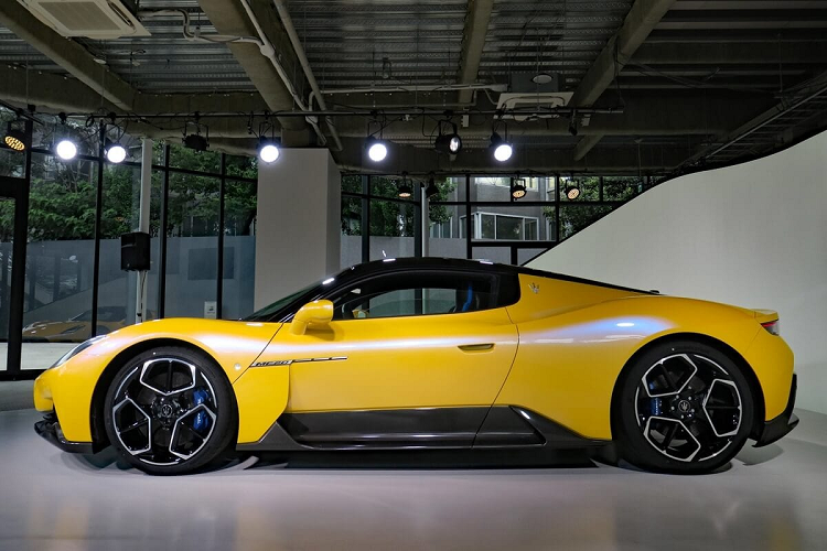 Động cơ của siêu xe Maserati MC20 sẽ đồng hành cùng hộp số tự động ly hợp kép 8 cấp cùng hệ dẫn động cầu sau, nhờ đó, Maserati MC20 có thể tăng tốc từ vị trí xuất phát lên 100 km/h trong thời gian dưới 2,9 giây, trước khi đạt vận tốc tối đa 325 km/h.