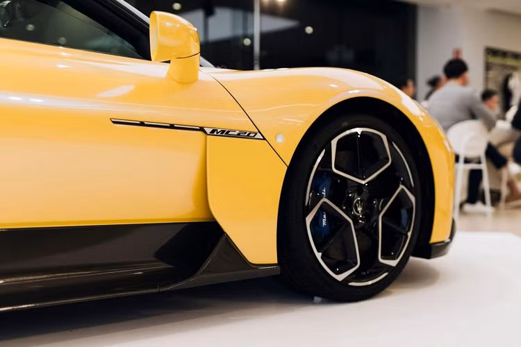 Kể từ sau dự án Maserati MC12, hãng xe cây đinh ba không cho ra mắt thêm 1 chiếc siêu xe ấn tượng nào khác, chính vì thế, sự xuất hiện của MC20 là câu trả lời của hãng xe Maserati dành cho những McLaren 600LT, Audi R8 V10 2022, Lamborghini Huracan EVO... 