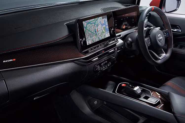 Ở các phối màu khác nhau, phần viền các chi tiết líp trước, líp hông và líp sau đều được viền đỏ cũng như ốp gương chiếu hậu cũng được viền màu đỏ theo đúng tinh thần của Nissan NISMO. Theo Nissan, những chi tiết nâng cấp của phiên bản NISMO có hiệu quả trong việc tăng tính khí động học của xe cũng như giúp xe ổn định hơn khi chạy ở tốc độ cao.