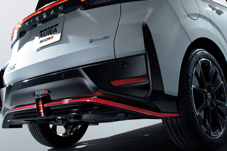 Về tổng thể, NISMO đã rất thành công trong việc thiết kế lại phần đuôi xe của chiếc Hatchback đô thị. Ngoài ra, nắp capo trước của xe cũng được thay thế và xe cũng đồng thời được trang bị cánh gió sau lớn hơn nhằm ăn nhập với diện mạo tổng thể. Xe được trang bị bộ mâm có kích thước 17 inch sơn màu đen và được Diamond Cut một số chi tiết.