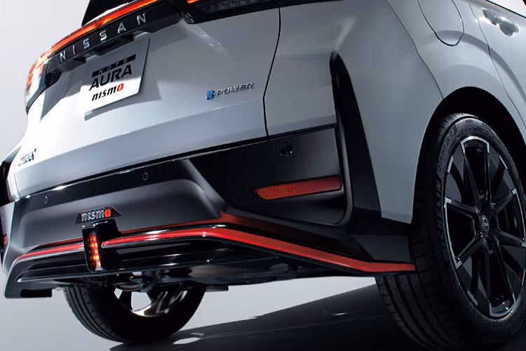 Về tổng thể, NISMO đã rất thành công trong việc thiết kế lại phần đuôi xe của chiếc Hatchback đô thị. Ngoài ra, nắp capo trước của xe cũng được thay thế và xe cũng đồng thời được trang bị cánh gió sau lớn hơn nhằm ăn nhập với diện mạo tổng thể. Xe được trang bị bộ mâm có kích thước 17 inch sơn màu đen và được Diamond Cut một số chi tiết.