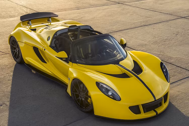 2. Hennessey Venom GT Spyder (2,4 giây): Đây là mẫu siêu xe mui trần nhanh nhất thế giới, với tốc độ tối đa 426,48 km/h, khả năng bứt tốc 0-100 km/h chỉ trong 2,4 giây. Sức mạng của siêu xe này đến từ động cơ V8 7.0L, công suất 1.451 mã lực và mô-men xoắn 1.745 Nm, hộp số sàn 6 cấp và hệ dẫn động 4 bánh.