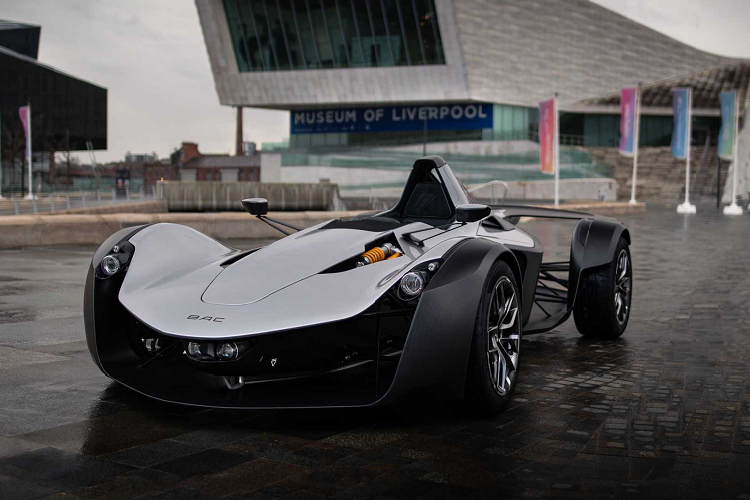 8. BAC Mono (2,8 giây): Một hãng xe tại Anh quốc đã chế tạo ra chiếc BAC Mono, lấy cảm hứng từ xe đua F1 nhưng phù hợp với đường phố. Mẫu xe này được trang bị động cơ 2.5L Cosworth Duratec I4 sản sinh công suất 285 mã lực, cùng hộp số sàn 6 cấp. Hiệu suất có phần khiêm tốn, nhưng khả năng tăng tốc của BAC Mono khá ấn tượng, nó chỉ mất 2,8 giây để bứt tốc 0-100 km/h, trước khi đạt tốc độ tối đa 274 km/h.