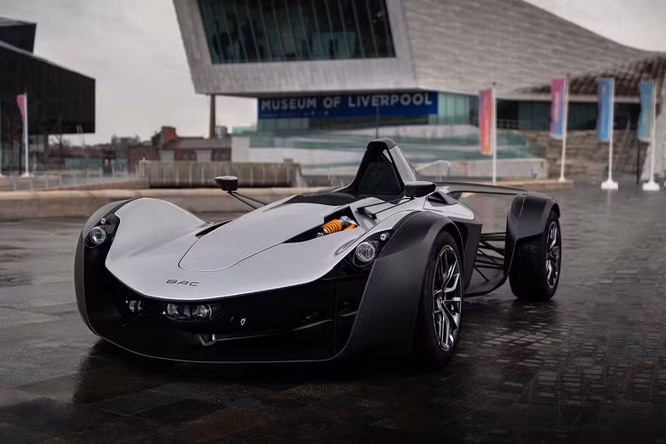 8. BAC Mono (2,8 giây): Một hãng xe tại Anh quốc đã chế tạo ra chiếc BAC Mono, lấy cảm hứng từ xe đua F1 nhưng phù hợp với đường phố. Mẫu xe này được trang bị động cơ 2.5L Cosworth Duratec I4 sản sinh công suất 285 mã lực, cùng hộp số sàn 6 cấp. Hiệu suất có phần khiêm tốn, nhưng khả năng tăng tốc của BAC Mono khá ấn tượng, nó chỉ mất 2,8 giây để bứt tốc 0-100 km/h, trước khi đạt tốc độ tối đa 274 km/h.