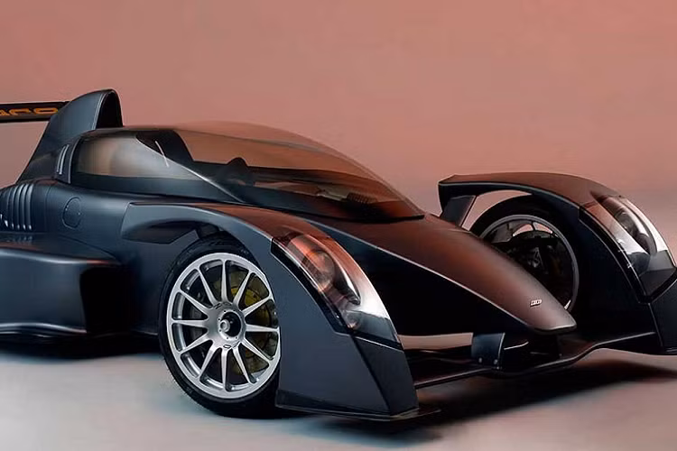 3. Caparo T1 (2,5 giây): Với khối lượng nhẹ và hiệu suất lớn, chiếc Caparo T1 có tỷ lệ công suất/khối lượng đạt 1.000 mã lực/tấn. Đây là tỷ lệ trung bình của xe đua F1. Sức mạnh của Caparo T1 đến từ động cơ V8 3.5L, công suất 575 mã lực và mô-men xoắn 420 Nm, hộp số tuần tự 6 cấp với chế độ sang số tay. Mẫu xe này có thể đạt 100 km/h từ vị trí đứng im trong 2,5 giây trước khi chạm mốc tối đa 330 km/h.