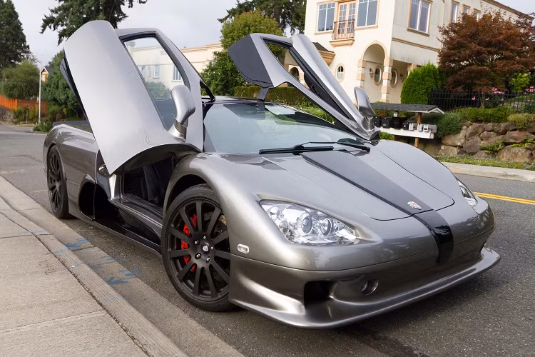 10. SSC Ultimate Aero TT (2,8 giây): Sức mạnh của SSC Ultimate Aero TT đến từ động cơ V8 6.3L tăng áp kép, công suất 1.183 mã lực và mô-men xoắn 1.500 Nm, hộp số sàn 6 cấp, khả năng tăng tốc 0-100 km/h trong 2,8 giây. Siêu xe này cũng từng giữ kỷ lục tốc độ trước khi Bugatti Veyron xuất hiện, với vận tốc tối đa 410 km/h.