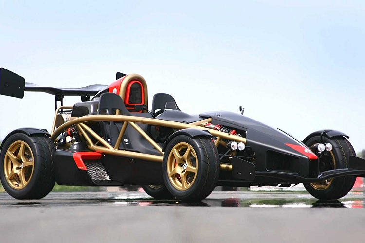 1. Ariel Atom 500 (2,3 giây): Với khối lượng chỉ 550 kg cùng động cơ V8 3.0L mạnh 500 mã lực, Ariel Atom 500 có tỷ lệ công suất/khối lượng là 909 mã lực/tấn. Mẫu xe này có thể chạm mốc 100 km/h từ vị trí đứng im trong 2,3 giây. Ariel Atom 500 là siêu xe số sàn từng giữ kỷ lục mẫu xe thương mại hoàn thành vòng đua Top Gear nhanh nhất trong 2 năm, cho đến khi Pagani Huayra phá vỡ kỷ lục đó.