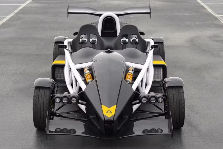 5. Ariel Atom 3.5R (2,6 giây): Khả năng tăng tốc 0-100 km/h của Ariel Atom 3.5L là trong 2,6 giây, vận tốc tối đa 270 km/h. Điều này là nhờ sức mạnh của động cơ 2.4L tăng áp của Honda, công suất 365 mã lực và mô-men xoắn 420 Nm, hộp số tay 6 cấp.