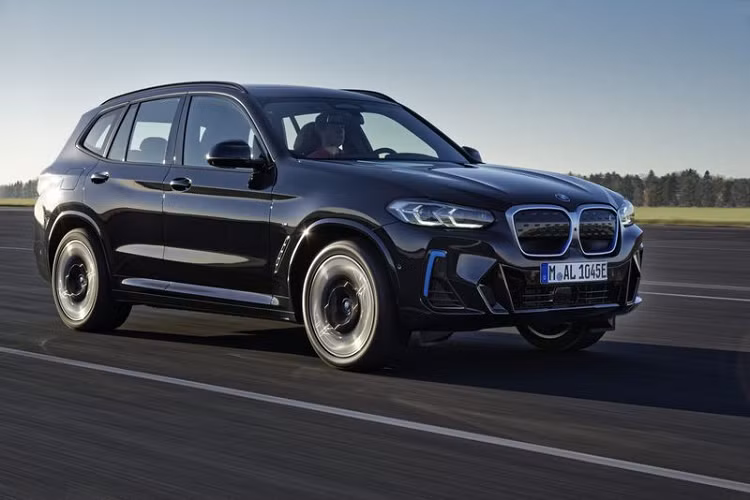 Hiện tại, BMW Malaysia chưa tiết lộ bất kỳ thông tin nào về mẫu BMW iX3 2021 mới sắp ra mắt, nhưng chắc chắn iX3 facelift tại Malaysia sẽ có tùy chọn truyền động điện mạnh 282 mã lực và 400 Nm mô-men xoắn, đi kèm hệ dẫn động cầu sau.