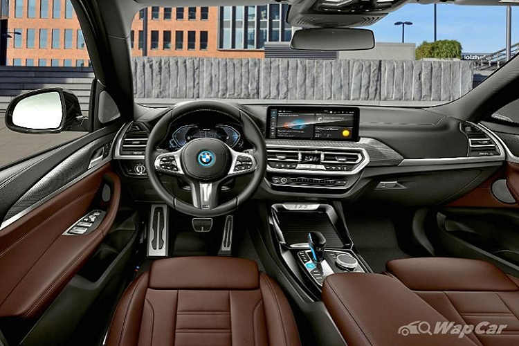 Hiện chưa rõ giá xe BMW iX3 2021 tại Malaysia, trong khi đó, ở Đức, mẫu SUV thuần điện có giá từ 67.000 Euro (khoảng 1,79 tỷ đồng).