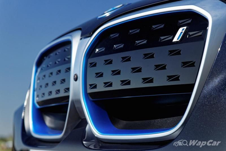 BMW iX3 2021 chạy điện có thể sạc nhanh trong 10 phút với bộ sạc DC 150 kW để chạy thêm quãng đường khoảng 100 km.