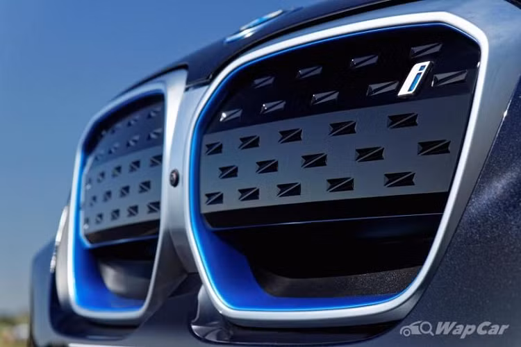 BMW iX3 2021 chạy điện có thể sạc nhanh trong 10 phút với bộ sạc DC 150 kW để chạy thêm quãng đường khoảng 100 km.