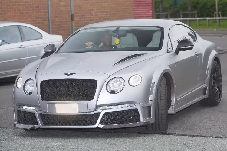 Raheem Sterling sở hữu khá nhiều xe, có thể là nhiều nhất câu lạc bộ. Bộ sưu tập xe của tiền đạo này trải dài từ xe bình dân có giá 12.000 bảng đến chiếc Bentley GTX 700-4 có giá 500.000 bảng. Xe siêu sang Bentley của Sterling mua từ năm 2016 và HLV Pep Guardiola cũng sở hữu chiếc xe tương tự. Ảnh: Cavendish Press.