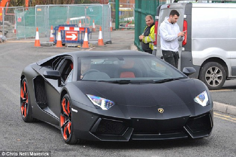 Với mức lương hơn 200.000 bảng/tuần, Sergio Aguero không tiếc tiền với những chiếc siêu xe. Tiền đạo Argentina vẫn hay đến sân tập trên chiếc Lamborghini Aventador được mua từ năm 2014. Sau khi mua về, siêu xe được phủ lớp decal màu đen mờ với các điểm nhấn màu cam. Ảnh: Chris Neill/Maverick.