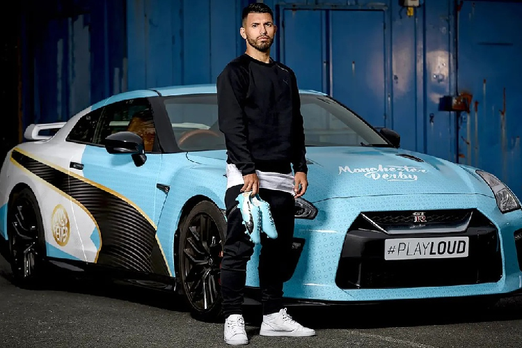 Sau thất bại của MU trước Leicester ở trận đấu rạng sáng 12/5 (giờ Hà Nội), Man City đã chính thức đăng quang chức vô địch Premier League 2020/21. Được trả lương hậu hĩnh, dàn sao của Manchester City đầu tư khá nhiều vào xe cộ với những chiếc siêu xe đắt giá. Tuy nhiên, cũng có người chỉ sử dụng các mẫu xe bình dân. Ảnh: The Sun.