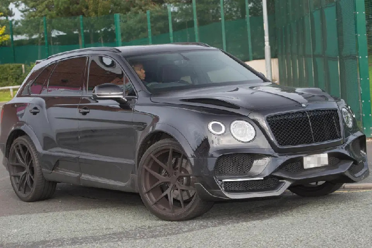 Cầu thủ gốc Jamaica khá chuộng các mẫu xe gầm cao. Bentley Bentayga, Mercedes-AMG G 63, Porsche Cayenne, Audi Q7 và dàn Range Rover là những mẫu SUV trong garage của Sterling. Ảnh: Cavendish Press.