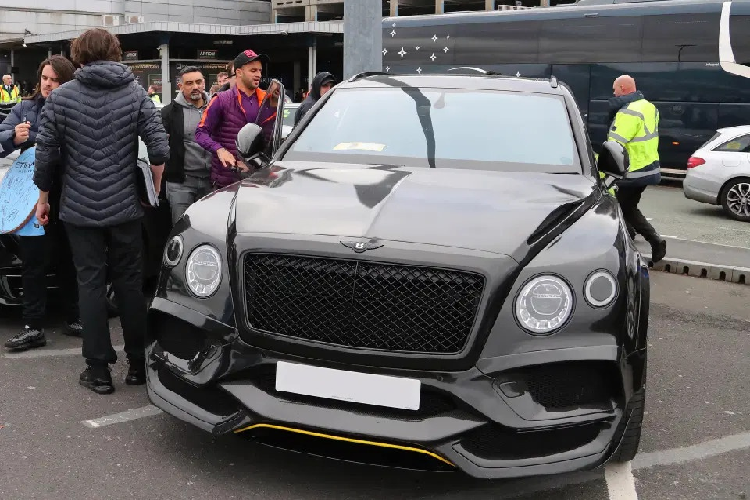 Hậu vệ Kyle Walker có vẻ khiêm tốn hơn khi chỉ sử dụng 2 chiếc xe đắt tiền là Bentley Bentayga (200.000 bảng) và Mercedes-AMG GT R (90.000 bảng). Bộ đôi xe này đều có màu đen với các điểm nhấn màu vàng. Ảnh: The Sun.