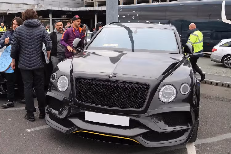 Hậu vệ Kyle Walker có vẻ khiêm tốn hơn khi chỉ sử dụng 2 chiếc xe đắt tiền là Bentley Bentayga (200.000 bảng) và Mercedes-AMG GT R (90.000 bảng). Bộ đôi xe này đều có màu đen với các điểm nhấn màu vàng. Ảnh: The Sun.