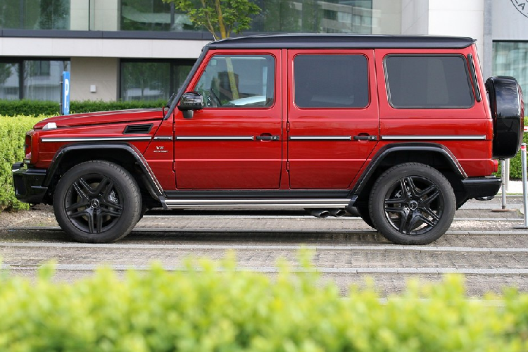 Nhận mức lương gần 300.000 bảng/tuần, tiền vệ người Bỉ Kevin De Bruyne khá khiêm tốn ở khoản xe cộ nếu so với các đồng đội. Tiền vệ trụ cột của Man City chỉ sử dụng chiếc Mercedes-AMG G 63 đời cũ có giá khoảng 100.000 bảng. Mẫu SUV này sử dụng động cơ tăng áp kép V8 5.5L, sản sinh công suất 570 mã lực. Ảnh: Daem Tom.