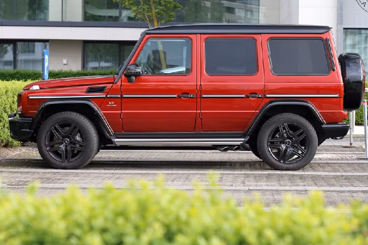 Nhận mức lương gần 300.000 bảng/tuần, tiền vệ người Bỉ Kevin De Bruyne khá khiêm tốn ở khoản xe cộ nếu so với các đồng đội. Tiền vệ trụ cột của Man City chỉ sử dụng chiếc Mercedes-AMG G 63 đời cũ có giá khoảng 100.000 bảng. Mẫu SUV này sử dụng động cơ tăng áp kép V8 5.5L, sản sinh công suất 570 mã lực. Ảnh: Daem Tom.