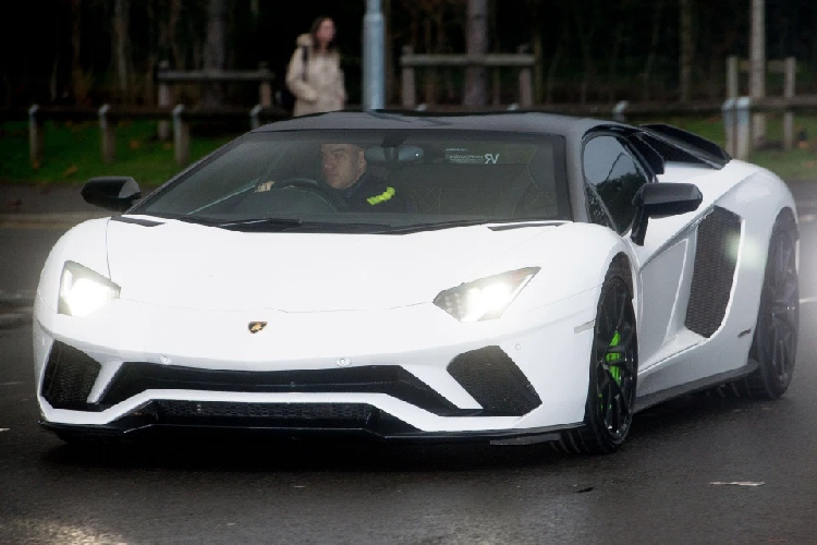 Lamborghini Aventador là mẫu xe được ưa chuộng trong giới cầu thủ. Thủ môn Ederson cũng không ngoại lệ. Tuy nhiên, chiếc siêu xe của Ederson thuộc phiên bản S, được thay đổi đôi chút ở ngoại thất. Tại Việt Nam, mẫu xe này có giá hơn 40 tỷ đồng. Ảnh: Cavendish Press.