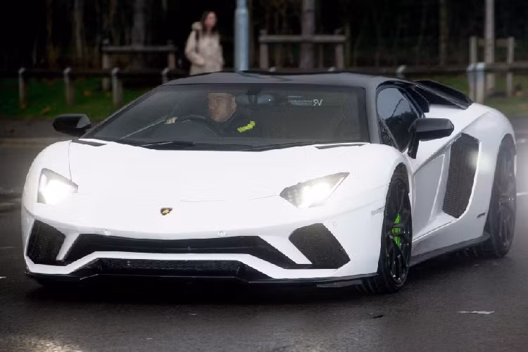 Lamborghini Aventador là mẫu xe được ưa chuộng trong giới cầu thủ. Thủ môn Ederson cũng không ngoại lệ. Tuy nhiên, chiếc siêu xe của Ederson thuộc phiên bản S, được thay đổi đôi chút ở ngoại thất. Tại Việt Nam, mẫu xe này có giá hơn 40 tỷ đồng. Ảnh: Cavendish Press.