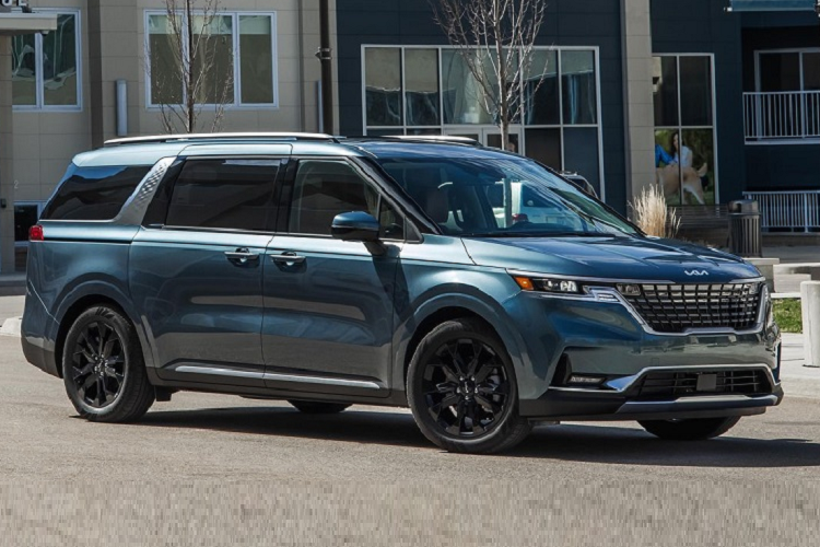 Chưa hết, Carnival 2022 cũng được hỗ trợ với nhiều tính năng an toàn mới giống trên Sorento, ví dụ như ga tự động thích ứng, hỗ trợ phanh tránh va chạm, hiển thị điểm mù trên màn hình, hỗ trợ giữ làn đường...