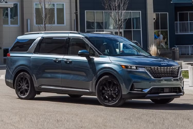 Chưa hết, Carnival 2022 cũng được hỗ trợ với nhiều tính năng an toàn mới giống trên Sorento, ví dụ như ga tự động thích ứng, hỗ trợ phanh tránh va chạm, hiển thị điểm mù trên màn hình, hỗ trợ giữ làn đường...