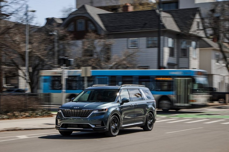 Như vậy, so với Sedona cũ, mẫu xe SUV Kia Carnival 2022 được phân phối với giá cao hơn đáng kể. Tuy nhiên, điều đó không khiến cộng đồng mạng bất ngờ bằng việc THACO gọi Kia Carnival 2022 là SUV đô thị.