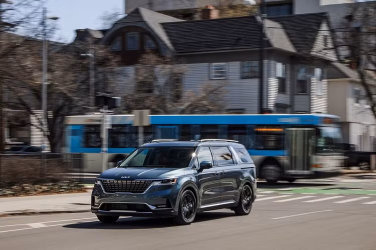 Như vậy, so với Sedona cũ, mẫu xe SUV Kia Carnival 2022 được phân phối với giá cao hơn đáng kể. Tuy nhiên, điều đó không khiến cộng đồng mạng bất ngờ bằng việc THACO gọi Kia Carnival 2022 là SUV đô thị.