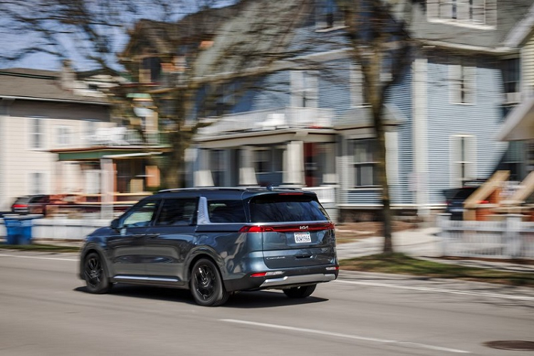 Về truyền động, Kia Carnival 2022 sẽ có 2 lựa chọn động cơ mới gồm máy xăng 3.5L 268 mã lực / 331 Nm và máy dầu 2.2L 199 mã lực / 440 Nm, cả hai đều dùng hộp số tự động 8 cấp và hệ dẫn động cầu trước