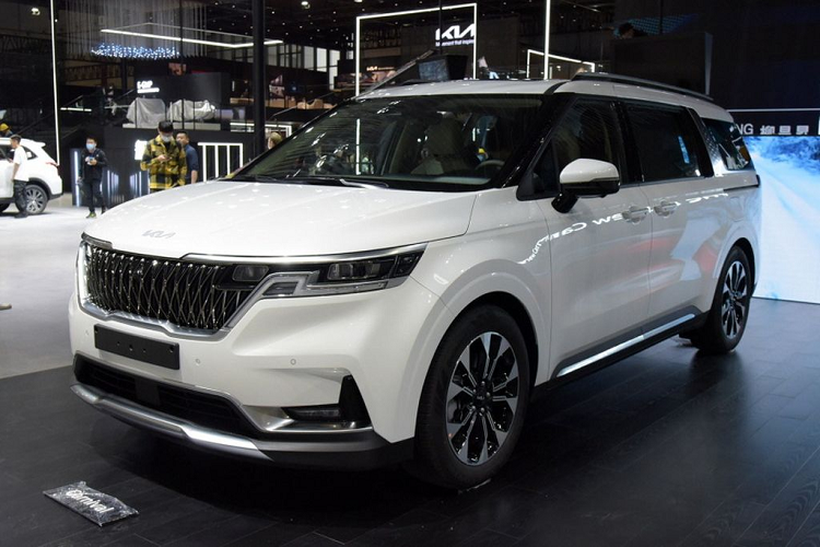 Trong thông báo mới nhất của Kia Việt Nam, Kia Carnival 2022 mới sẽ được ra mắt ngay trong tháng 10/2021 này với 5 phiên bản và giá bán khởi điểm từ 1,199 tỷ đồng, đúng như đại lý đã tiết lộ.