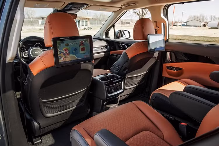 Ngoài ra, Carnival 2022 còn sở hữu nội thất thiết kế hoàn toàn mới, bao gồm màn hình kép 12,3 inch, cần số dạng núm xoay điện tử hiện đại, toàn bộ ghế bọc da, dàn âm thanh Bose 12 loa, cửa sổ trời kép cỡ lớn, sạc không dây...