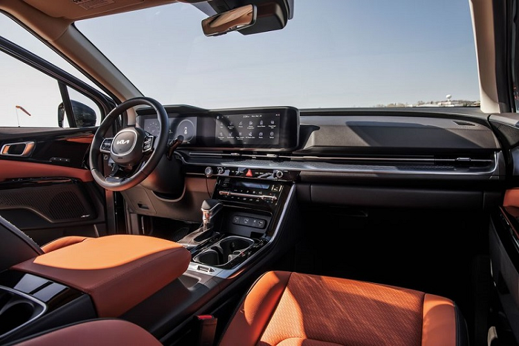 Bỏ qua điều này, Kia Carnival 2022 vẫn hứa hẹn sẽ trở thành mẫu xe "hot" tại Việt Nam trong thời gian tới nhờ có nhiều trang bị tiêu chuẩn đáng chú ý như hệ thống đèn chiếu sáng LED, mâm đa chấu 19 inch...