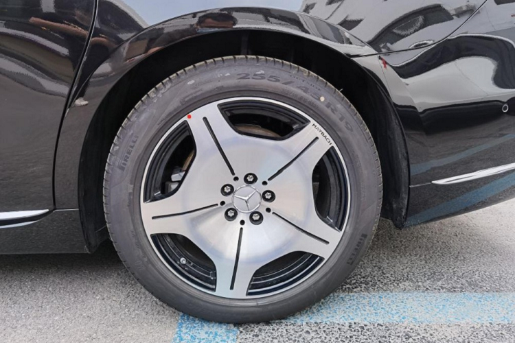 "Trái tim" của Mercedes-Maybach S480 2021 tại thị trường Trung Quốc là động cơ xăng 6 xi-lanh thẳng hàng, tăng áp, dung tích 3.0L. Động cơ này kết hợp với hệ thống mild hybrid 48 V, sản sinh công suất tối đa 367 mã lực. Sức mạnh được truyền tới bánh thông qua hộp số tự động 9 cấp.