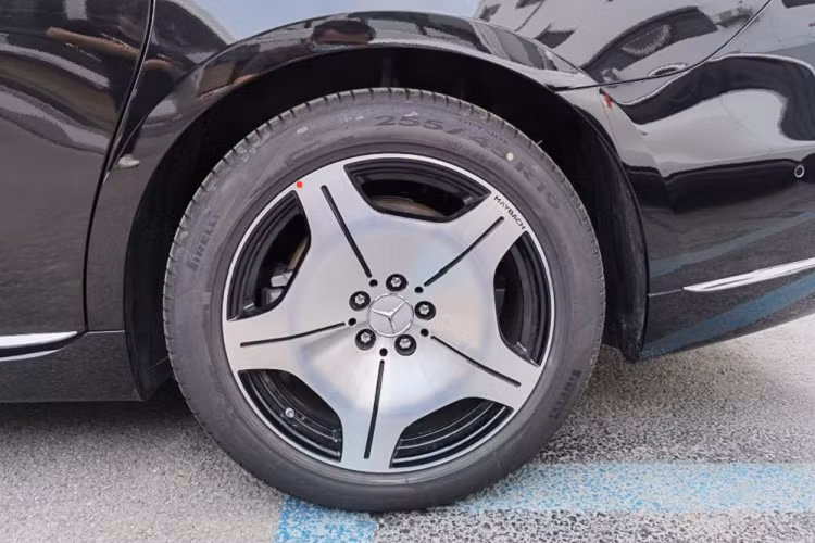 "Trái tim" của Mercedes-Maybach S480 2021 tại thị trường Trung Quốc là động cơ xăng 6 xi-lanh thẳng hàng, tăng áp, dung tích 3.0L. Động cơ này kết hợp với hệ thống mild hybrid 48 V, sản sinh công suất tối đa 367 mã lực. Sức mạnh được truyền tới bánh thông qua hộp số tự động 9 cấp.