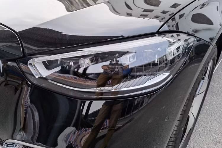 Dù là phiên bản rẻ nhất nhưng Mercedes-Maybach S480 2021 mới vẫn toát lên vẻ sang trọng từ ngoại thất đến nội thất. Bên ngoài, mẫu xe này được trang bị lưới tản nhiệt với những nan mạ crôm nằm dọc tương tự các phiên bản còn lại của dòng Mercedes-Maybach S-Class 2021. Trên đỉnh của lưới tản nhiệt được dập dòng chữ "Maybach" như dấu hiệu nhận biết cho phiên bản sang trọng hơn của dòng Mercedes-Benz S-Class 2021.