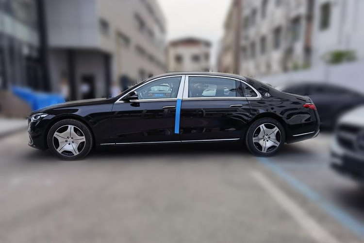 Chưa hết, Mercedes-Maybach S480 2021 còn có cảm biến thông minh ở hàng ghế sau. Cảm biến này sẽ dựa trên mắt, cử chỉ cũng như cơ thể của hành khách ngồi ở ghế sau để thay đổi độ sáng, khoảng chiếu sáng và vị trí bật đèn của hệ thống đèn viền nội thất cho phù hợp.