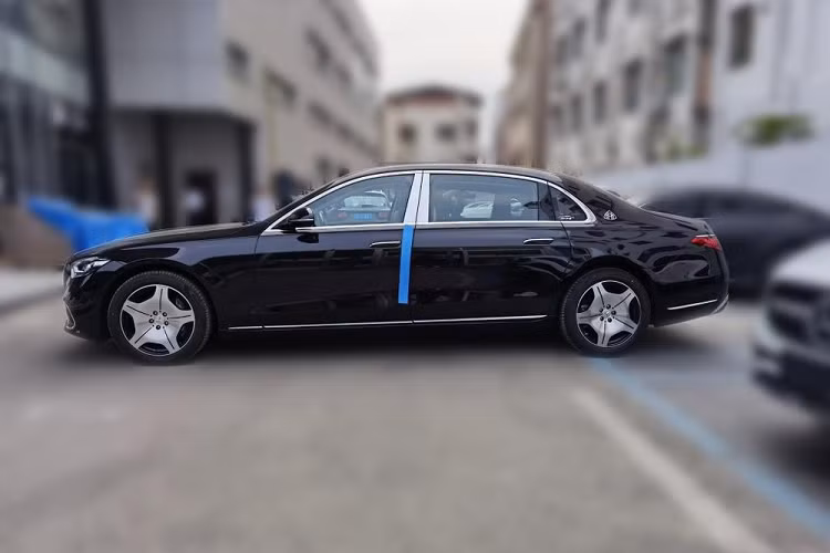 Chưa hết, Mercedes-Maybach S480 2021 còn có cảm biến thông minh ở hàng ghế sau. Cảm biến này sẽ dựa trên mắt, cử chỉ cũng như cơ thể của hành khách ngồi ở ghế sau để thay đổi độ sáng, khoảng chiếu sáng và vị trí bật đèn của hệ thống đèn viền nội thất cho phù hợp.