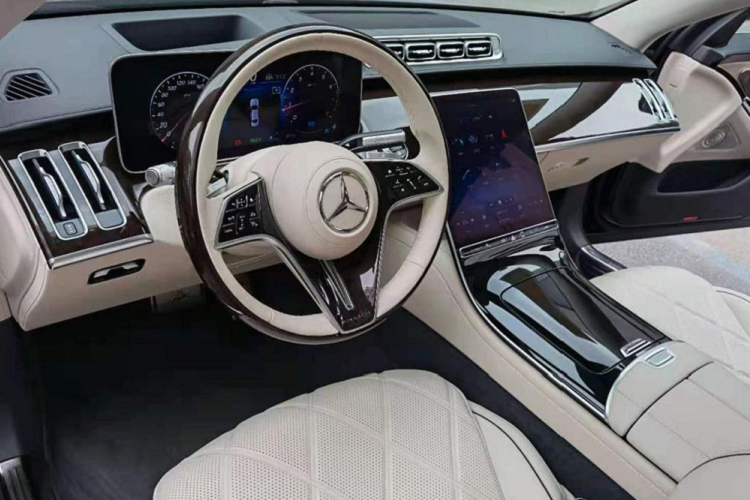 So với S-Class thông thường, Mercedes-Maybach S480 2021 có chiều dài cơ sở nhỉnh hơn 180 mm, đạt mức 3.396 mm. Do đó, xe được trang bị cửa sau dài hơn và cột C dày hơn. Riêng cột C đi kèm logo 2 chữ "M" lồng vào nhau đặc trưng của thương hiệu Mercedes-Maybach.
