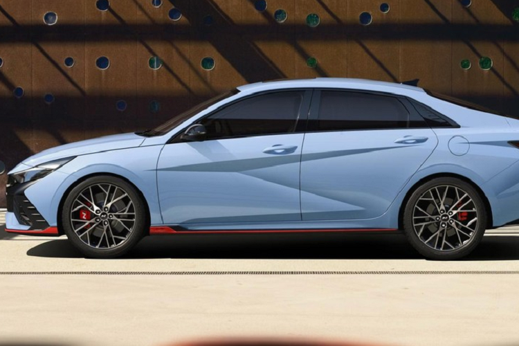 Đặc biệt, hãng Hyundai trang bị hệ thống N Sound Equalizer giúp truyền âm thanh như xe đua TRC vào bên trong nội thất. Người lái có thể điều chỉnh âm thanh động cơ của xe thông qua hệ thống này. Không chỉ mạnh mẽ hơn, Hyundai Elantra N 2022 còn có thiết kế khác biệt so với bản thường. Theo đó, Hyundai Elantra N 2022 sở hữu thiết kế ngoại thất góc cạnh và hầm hố hơn so với bản thường.