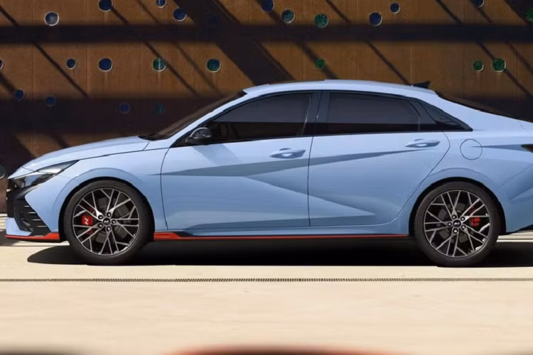 Đặc biệt, hãng Hyundai trang bị hệ thống N Sound Equalizer giúp truyền âm thanh như xe đua TRC vào bên trong nội thất. Người lái có thể điều chỉnh âm thanh động cơ của xe thông qua hệ thống này. Không chỉ mạnh mẽ hơn, Hyundai Elantra N 2022 còn có thiết kế khác biệt so với bản thường. Theo đó, Hyundai Elantra N 2022 sở hữu thiết kế ngoại thất góc cạnh và hầm hố hơn so với bản thường.