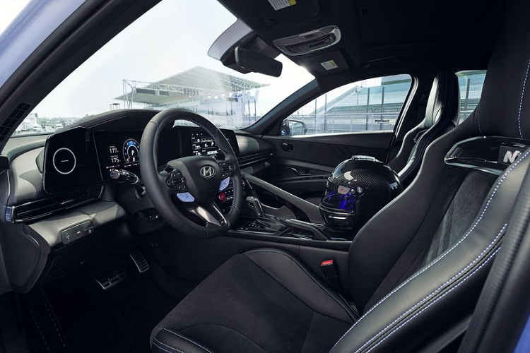 Khi người điều khiển chọn chế độ N Grin Shift, động cơ có thể tạm thời tạo ra công suất tối đa 285 mã lực, giúp xe tăng tốc từ 0-100 km/h trong thời gian 5,3 giây. Ngoài ra, Hyundai Elantra N 2022 còn có khóa vi sai chống trượt điện tử mang tên N Corner Carving Different và hệ thống treo tùy chỉnh điện tử. Tương ứng với sức mạnh động cơ là đĩa phanh có đường kính lớn hơn, đạt mức 360 mm.