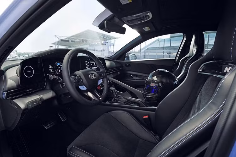 Khi người điều khiển chọn chế độ N Grin Shift, động cơ có thể tạm thời tạo ra công suất tối đa 285 mã lực, giúp xe tăng tốc từ 0-100 km/h trong thời gian 5,3 giây. Ngoài ra, Hyundai Elantra N 2022 còn có khóa vi sai chống trượt điện tử mang tên N Corner Carving Different và hệ thống treo tùy chỉnh điện tử. Tương ứng với sức mạnh động cơ là đĩa phanh có đường kính lớn hơn, đạt mức 360 mm.