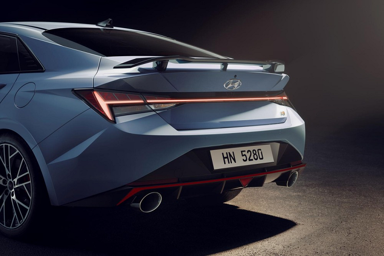 Điều này được thể hiện qua cản trước, hốc gió cỡ lớn hơn và bộ chẻ khí mới trên đầu xe của Hyundai Elantra N 2022. Tiếp đến là thanh ba-bô-lê riêng bên sườn, bộ khuếch tán gió sau, cánh gió đuôi cố định và đèn hậu lấy cảm hứng từ xe đua Công thức 1. Đó là chưa kể đến bộ vành chỉ có ở Hyundai Elantra N 2022 với đường kính 19 inch, nằm trong lốp Michelin Pilot 4S 245/35ZR 19.
